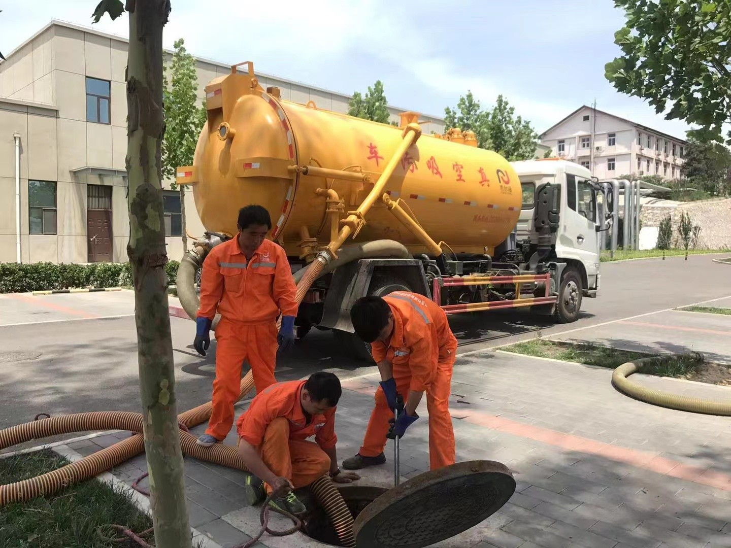 蚌山管道疏通车停在窨井附近