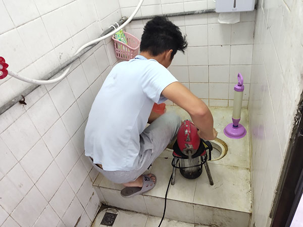 蚌山管道堵塞冒臭气 专业师傅现场解决问题